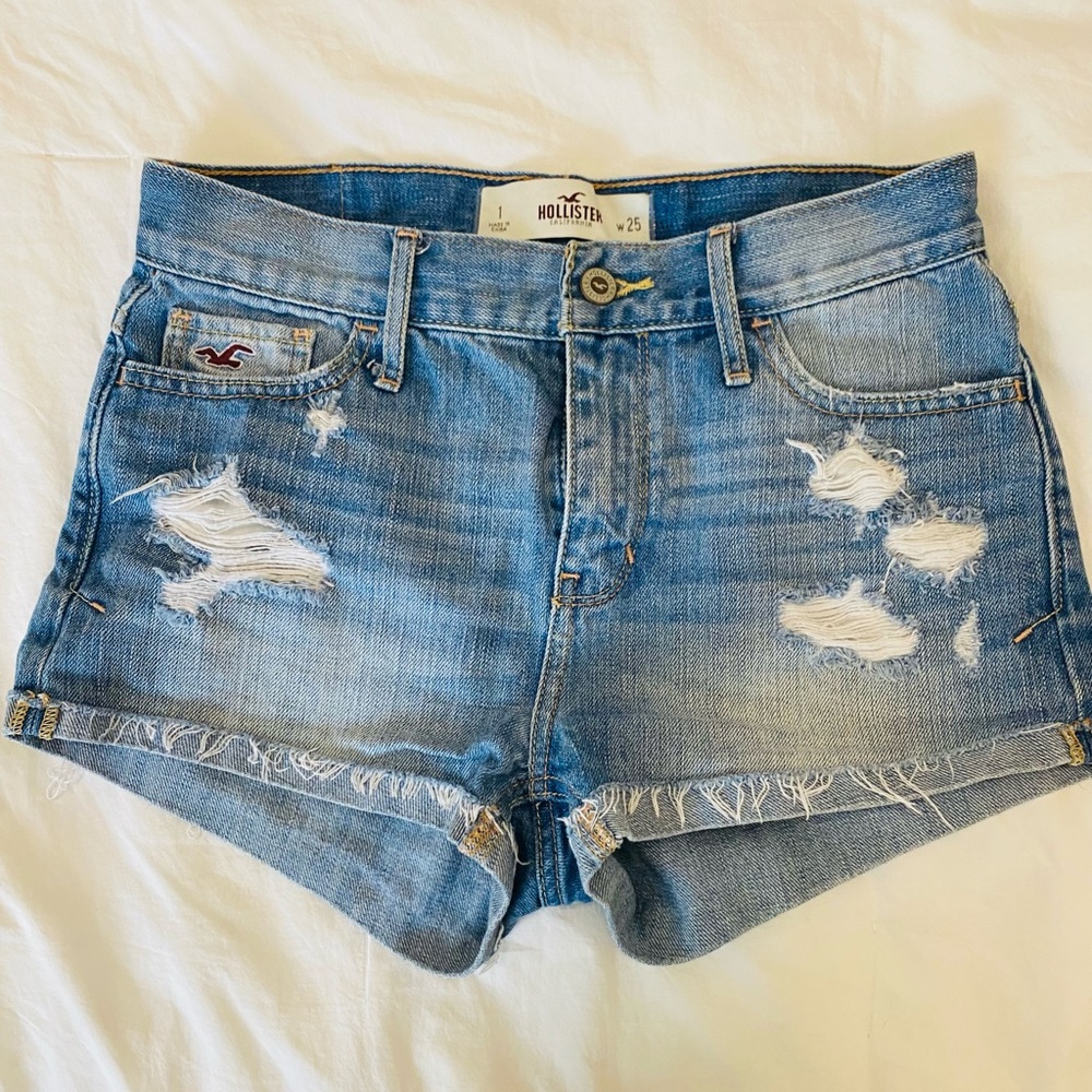Hollister high waisted medium wash jean shorts, size 1 W25